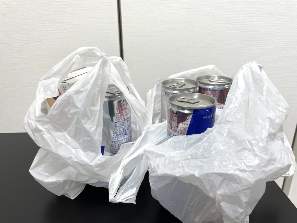 パチンコの余り玉、もしくはパチスロの余りメダルはどうする？【選択肢】「余り玉で交換できる中で一番高いものに交換する」を実行した結果、増えすぎたレッドブルの写真