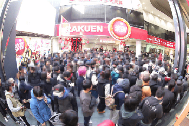 パチンコ店に朝から並ぶ様子（大行列）楽園なんば店