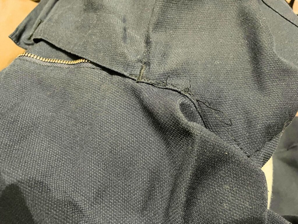 股間の糸が切れて穴が空いた(糸ほどけてる付近)