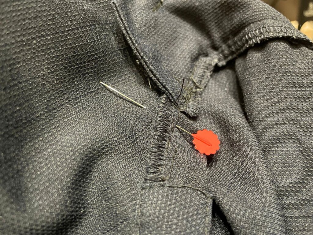 まち針を刺して固定(穴を塞ぐために縫い合わせる作業)