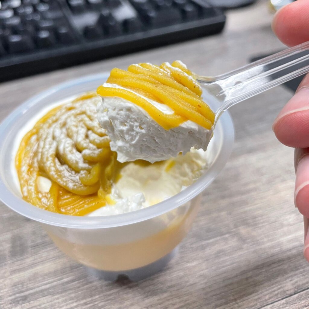 「焼プリンモンブラン」の写真(開封後)※スプーン一口目