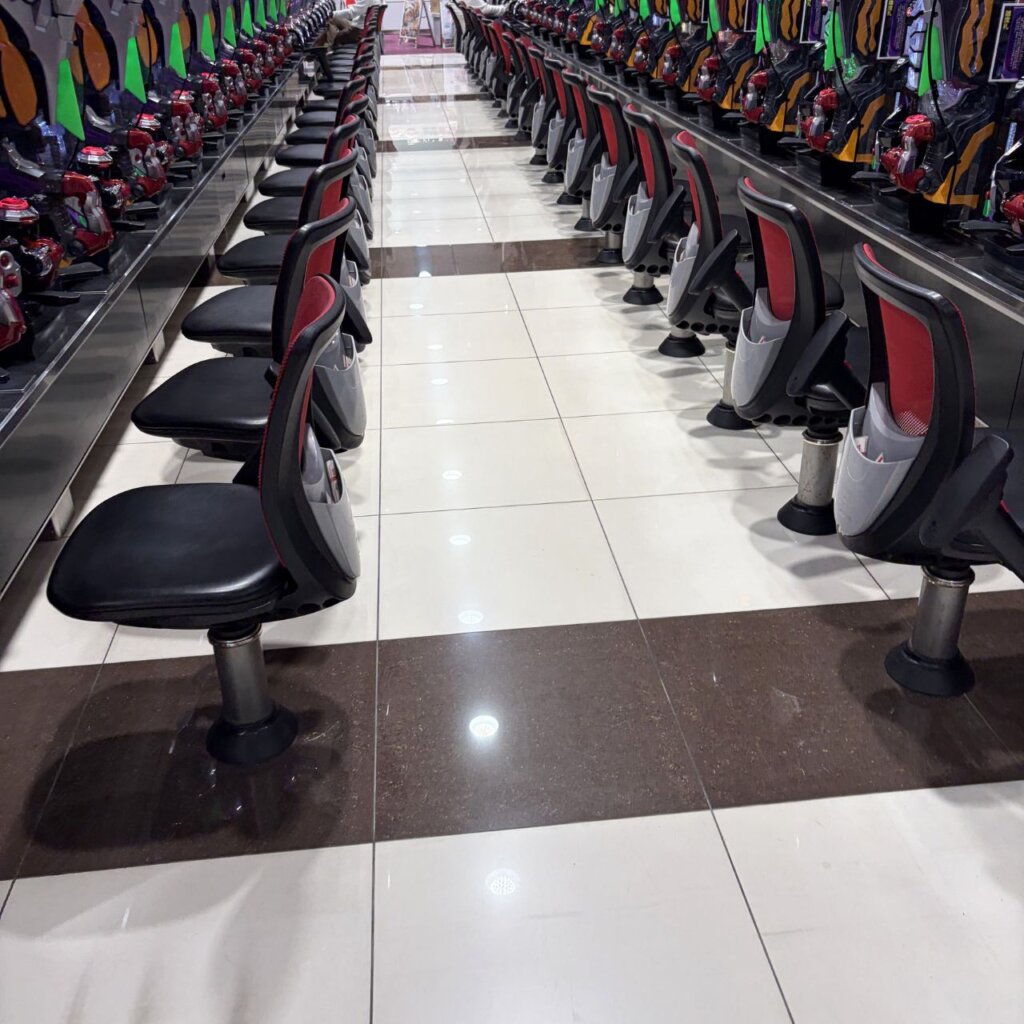 パチンコメイン機種の「エヴァ15」の島(打っているのは二名だけ)