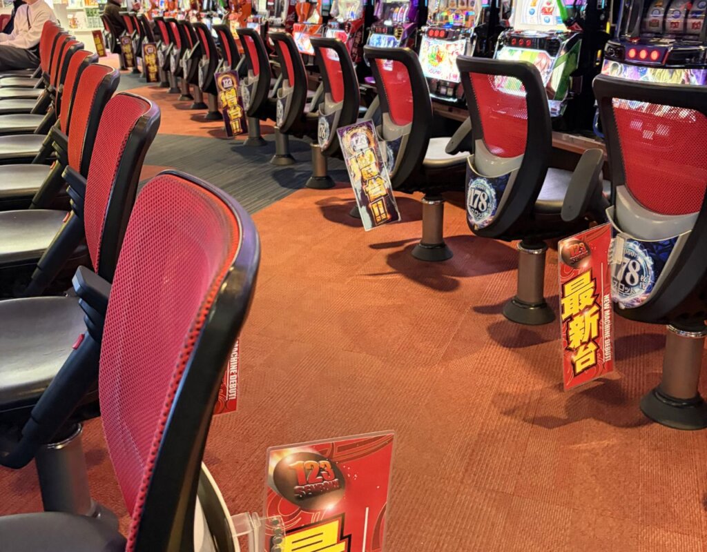 店内写真 ハナビを打ってる人が2人、後ろの5スロも一人だけ